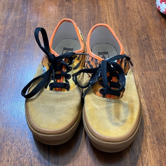 Kids Vans Off the Wall size 1.5 Tiger pattern - Picture 1 of 5